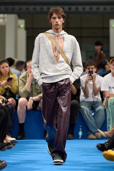 Look 10